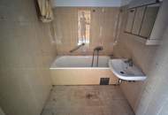 Sanierungsbedürftige 1+ Zimmer Wohnung mit großer Loggia in U-6 Nähe - Hochparterre