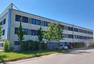 Bürogebäude neben Logistikzentrum