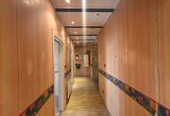 URBAN-LORITZ-PLATZ: Sanierungsbedürftige 3-Zimmer-Altbauwohnung mit Balkon