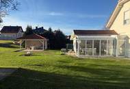 Villa mit Wintergarten und Nebengebäude