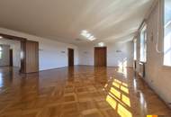 Historisches Palaisbüro mit Donaublick