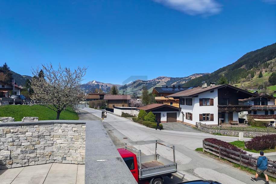 PREISHIT!!! SONNIGE TERASSE MIT PANORAMABLICK AUF DIE UMLIEGENDE BERGWELT MIT EINLEGERWOHNUNG, Haus-kauf, 6373 Kitzbühel