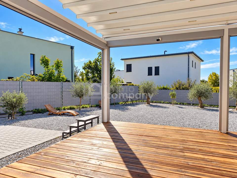 Kleines Paradies am privaten Badesee – modernes Haus mit mediterranem Garten & Traumterrasse
