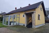 LIEBEVOLLER, SEHR GEPFLEGTER BUNGALOW SAMT NEBENGEBÄUDE MIT PARKÄHNLICHEM GARTEN IN TRAUMHAFTER WOHNLAGE MIT HERRLICHEM GRÜNBLICK DIREKT AN FELDER DER REGION ANGRENZEND