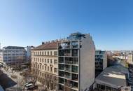 SELTENHEIT II SANIERUNGSBEDÜRFTIGE ALTBAUWOHNUNG MIT BALKON II KFZ STELLPLATZ II WEITBLICK ÜBER DIE DÄCHER II 3,3 METER RAUMHÖHE II NÄHE ZENTAPLATZ II LETZTER STOCK MIT LIFT