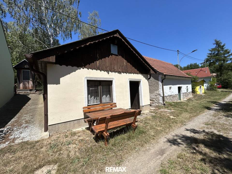 Weinviertler Juwel - Gepflegtes Presshaus mit historischem Weinkeller & Gartenidylle