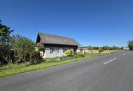 Älteres Wohnhaus mit angebauter Doppelgarage im Freiland