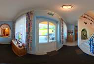 „Wohnen & Wohlfühlen im Hügelland – vielseitige Immobilie mit 8 Gästezimmern & Privatwohnung“