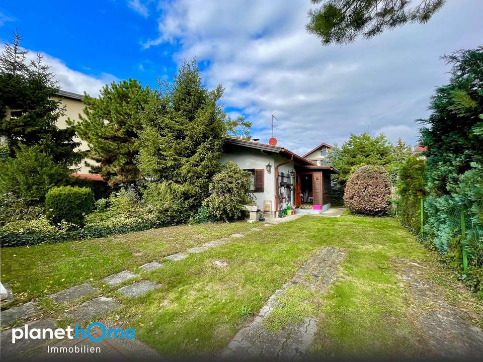 Baugrundstück mit Bungalow / U-Bahn in wenigen Gehminuten erreichbar