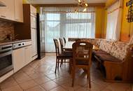 Großzügiges Familienhaus mit Pool in sonniger Lage