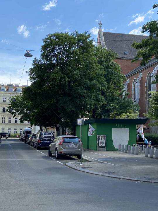Tiefgaragen-Parkplatz mit großzügiger Einfahrt und viel Rangierplatz