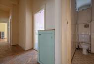 Entwicklungswürdige Stilaltbauwohnung in toller Lage! Verwirklichen Sie Ihren Altbautraum!