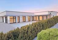 NEUER PREIS Exklusiver Wohntraum – Neubau-Bungalow mit Pool &amp; Doppelgarage - Erstbezug