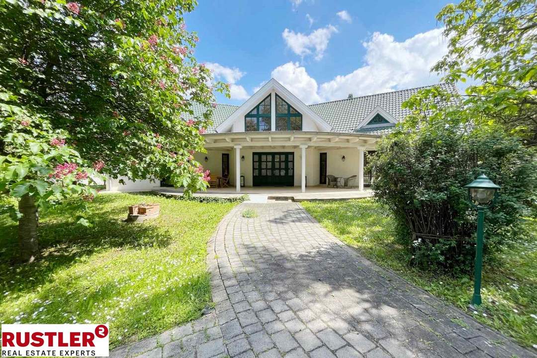 Verborgene Oase im Grünen - repräsentative Villa mit großzügigem Grundstück und Pool