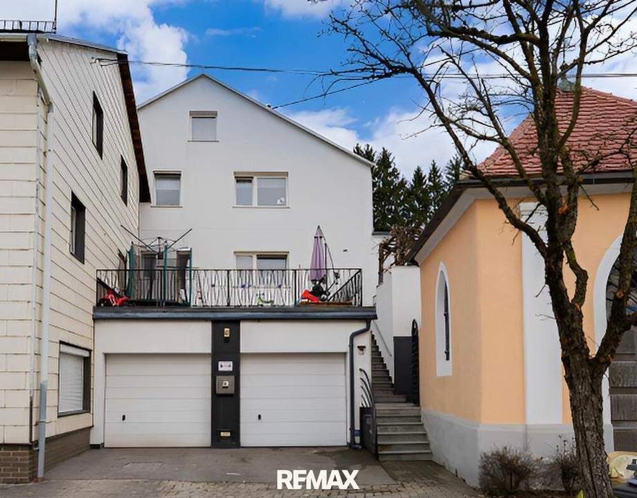 Gepflegtes Wohnhaus mit zwei Wohneinheiten, Terrasse und Doppelgarage im Zentrum von Sierning!