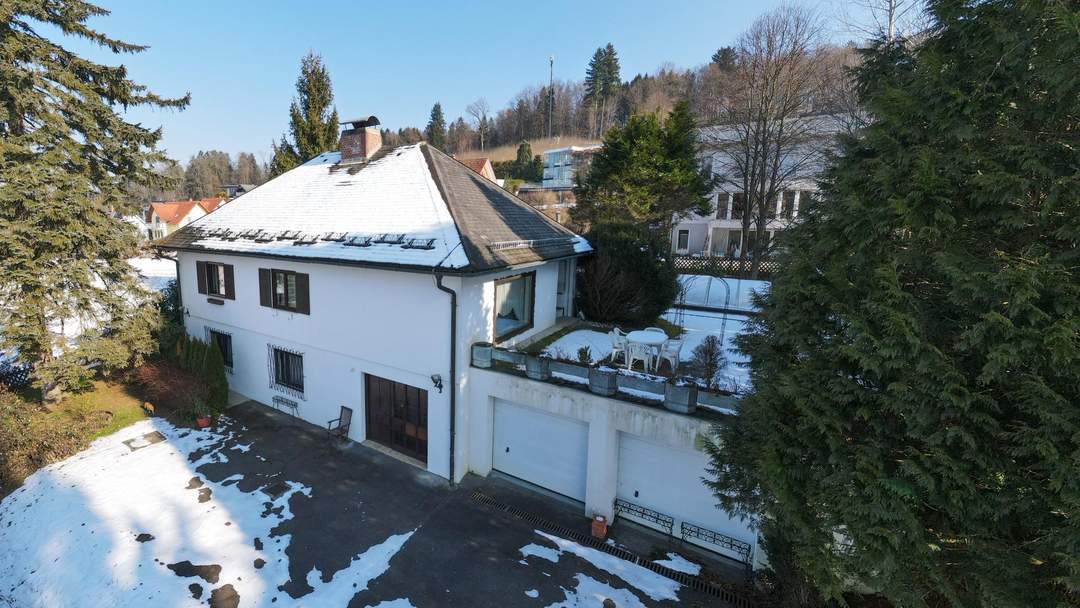 Beeindruckender Bungalow mit großem Garten und Pool