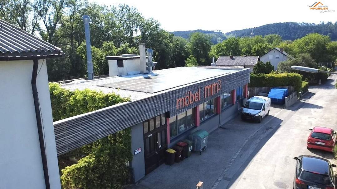 Betriebshalle mit Lackieranlage