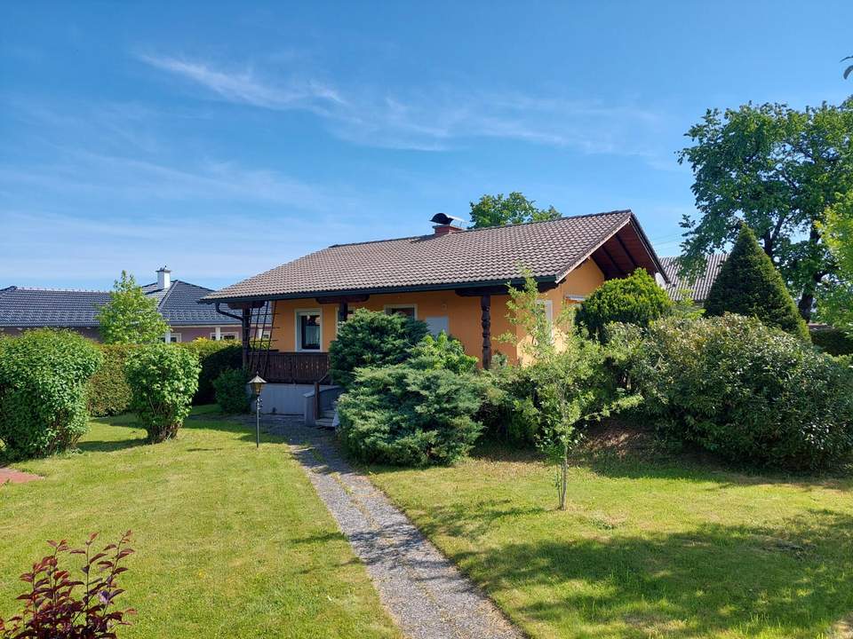 Wochenendglück auf großem Grundstück mit Pool und in Seenähe!