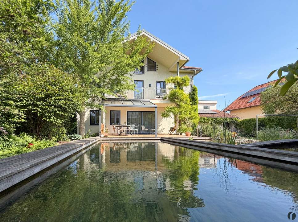Ruhe, Raum und Qualität: Großes Einfamilienhaus mit Naturpool, Teich und Wärmepumpe