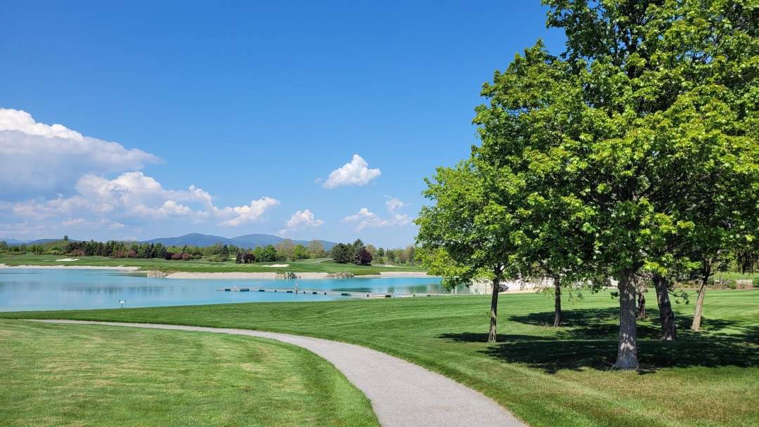 "Wohnen und Golfen am See!"