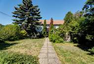 Charmantes, renovierungsbedürftiges Zweifamilienhaus in Engelhartstetten mit großen Grund, Stadel und Nebengebäuden