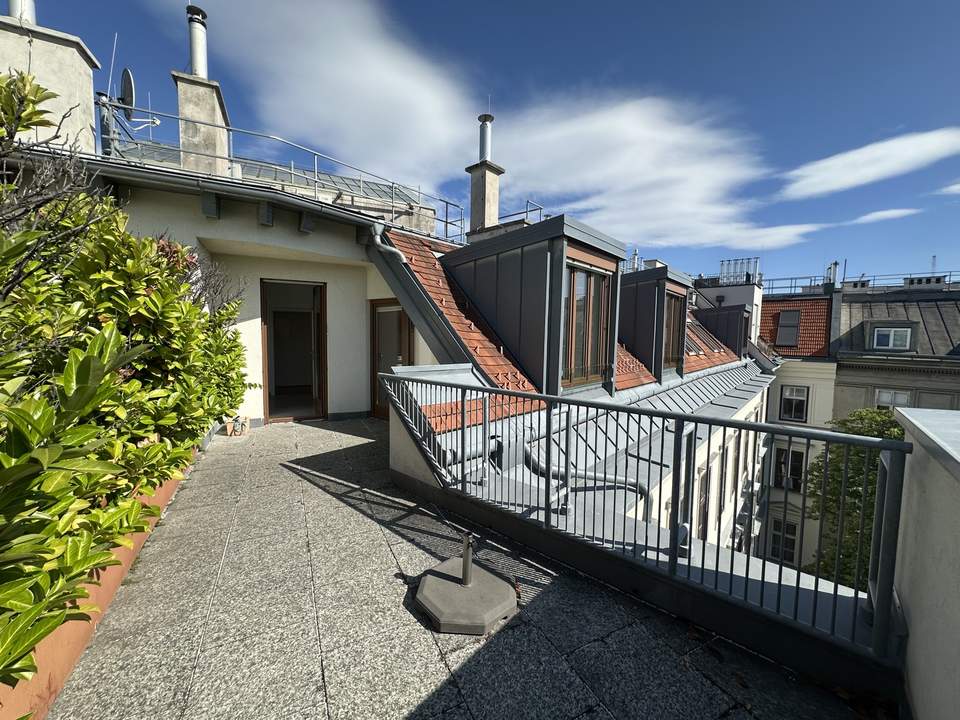 Stilvoll wohnen am Rooseveltplatz: 4-Zimmer-Dachgeschoss mit Terrasse