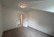 Unbefristete 3-Zimmer-DG-Wohnung mit Balkon und Grünblick // 3-Room Attic Apartment for Rent on an Unlimited Lease, with Balcony and Green Views //