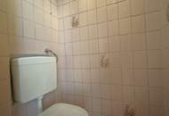 ROHDIAMANT IN TOPLAGE! U6 DIREKT. SANIERUNGSBEDÜRFTIGE 3,5 ZIMMER. FISCHGRÄTPARKETT.