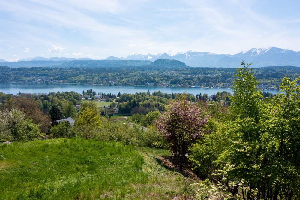 Seeblick-Grundstück in exklusiver Aussichtslage über Velden