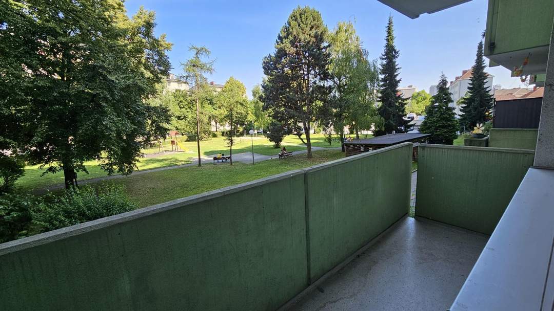 schön, geräumig, unbefristet und mit Balkon!