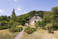 Verwunschenes Wohnhaus versteckt in großem Gartengrundstück