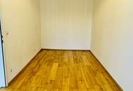 Kleine Altbauwohnung, frisch ausgemalt, neuwertige Küche, ruhig im Hinterhof gelegen, mit guter Raumaufteilung.