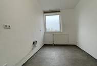 Sanierte Familienwohnung vereint höchsten Wohnkomfort mit einer entspannten Grünlage und herrlichem Ausblick! Freuen Sie sich auf ein durchdachtes, flexibles Raumkonzept – perfekt für modernes Wohnen. Jetzt dank KI-Visualisierung realitätsnah erleben!