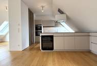 Neuwertige 4 Zimmer DG-Wohnung! Luftwärmepumpe für Fußbodenheizung und -kühlung! Blower-Door-Gutachten!