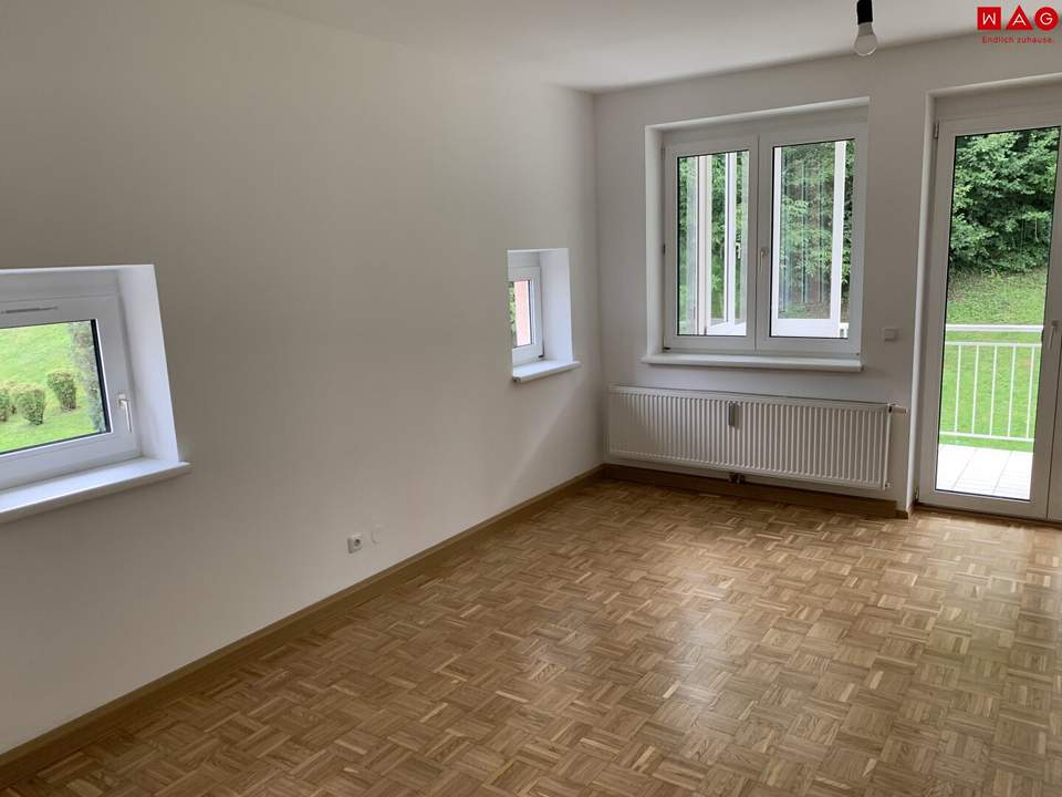 Idyllisch ruhiges Wohnerlebnis mit garantiert hohem Erholungswert steht für Sie bereit! Gemütliche Loggia mit herrlichem Ausblick ins Grüne - praktisch geschnittene 3 Raum Wohnung mit Abstellraum und Parkplatz direkt vor der Haustür!