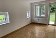 Idyllisch ruhiges Wohnerlebnis mit garantiert hohem Erholungswert steht für Sie bereit! Gemütliche Loggia mit herrlichem Ausblick ins Grüne - praktisch geschnittene 3 Raum Wohnung mit Abstellraum und Parkplatz direkt vor der Haustür!