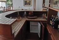 Außergewöhnliches Einfamilienhaus mit Geschichte, großzügigem Raumangebot, besonderem Charakter und parkähnlichem Garten.