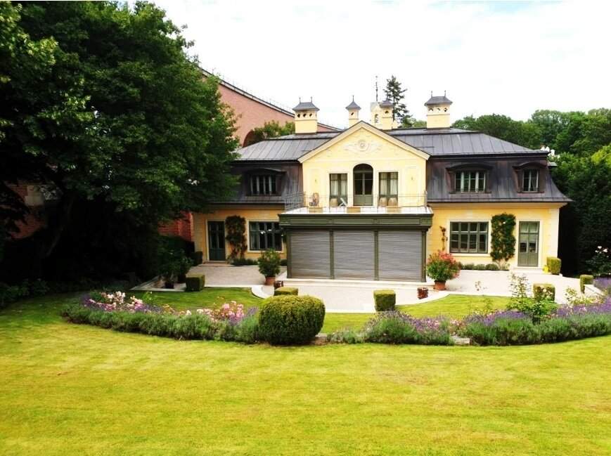 Luxuriöse Villa in 1230 Wien ++ Privat / Gewerblich nutzbar : 15 Zimmer, 7 Schlafzimmer, Garten, Balkone und Garage, Einliegerwohnung, .