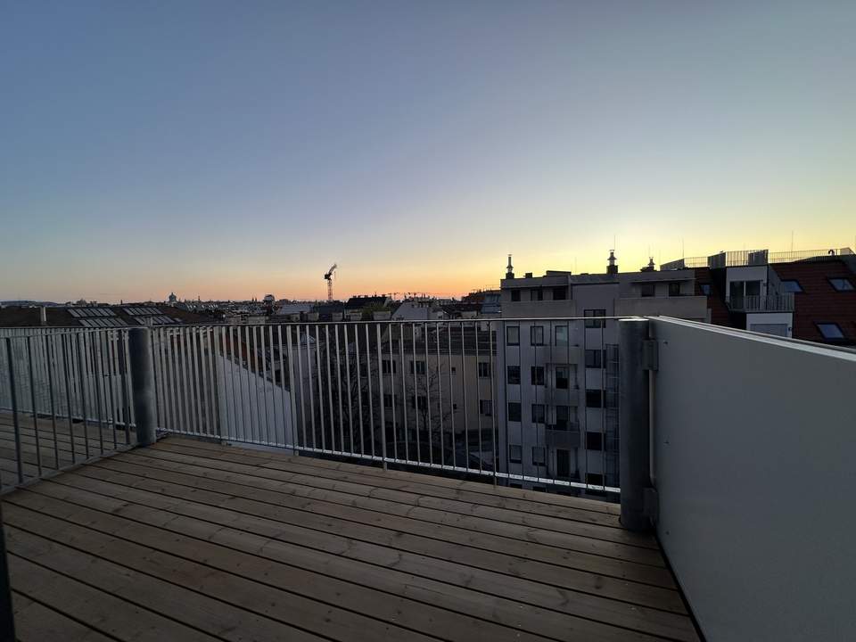 Erstbezug | Sonnige 3-Zi-DG-Wohnung mit Wien-Blick + 8m² Balkon | Klima | Lift