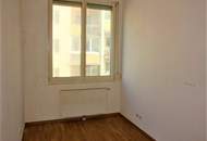 TERRASSENHIT, UNBEFRISTET, 86 m2 Altbau mit 30 m2 Freifläche, 3 Zimmer, Komplettküche, Wannenbad, Parketten, Hofruhelage