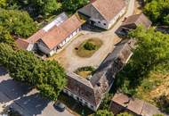 "Großzügiges Grundstück mit Pferdehof und sanierungsbedürftigem Haus – nur Minuten von Wien entfernt"