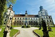 Prunkvolles Schloß mit Park und Schloßteich