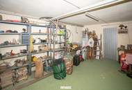 Großzügiges Ein-/Zweifamilienhaus mit ausgebautem Dachgeschoss, zwei Garagen und Garten in Paudorf