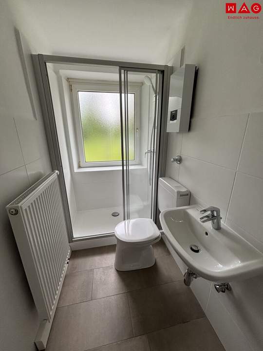 Modernisiert - hochwertig - durchdacht: diese 2,5-Zimmer Wohnung in hervorragender Lage überzeugt mit stilvoller Sanierung, ebenerdiger Dusche, hochwertigen Böden und viel Stauraum im großzügigen Kellerabteil - perfekt für Paare oder kleine Familien!