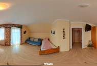 „Wohnen & Wohlfühlen im Hügelland – vielseitige Immobilie mit 8 Gästezimmern & Privatwohnung“