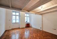 IDEALE KLEINWOHNUNG IN SCHÖNEM ALTBAU - 1,5 ZIMMER-WOHNUNG (SANIERUNGSBEDÜRFTIG)