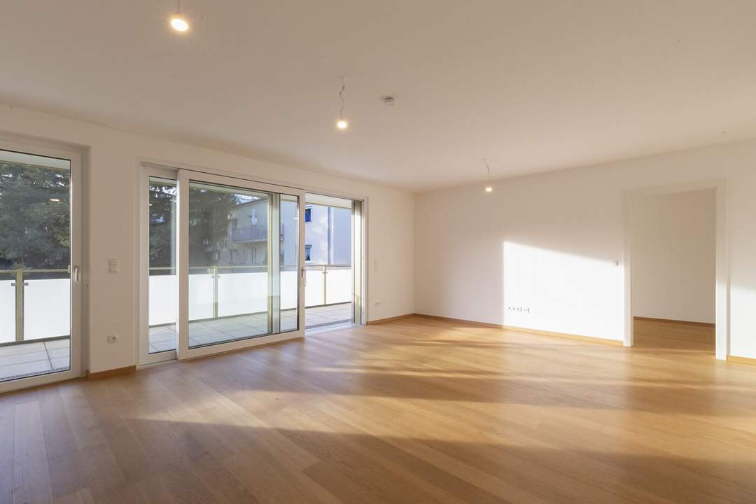 Gut aufgeteilte Praxisräumlichkeiten mit westseitigem Balkon, Eigengarten und PKW-Stellplatz