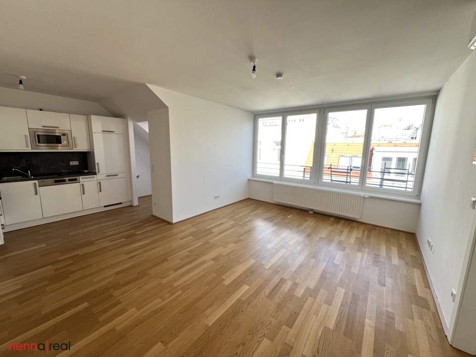 UNBEFRISTET - Helle und ruhige 2-Zimmer Dachgeschoss-Wohnung mit rd. 12 m2 Terrasse, Klimaanlage, Abstellraum und Kellerabteil