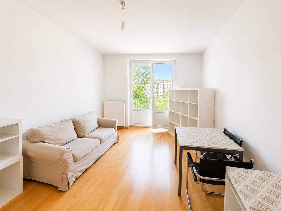 Teilrenovierungsbedürftige 2-Zimmer-Wohnung mit Balkon in urbaner Toplage