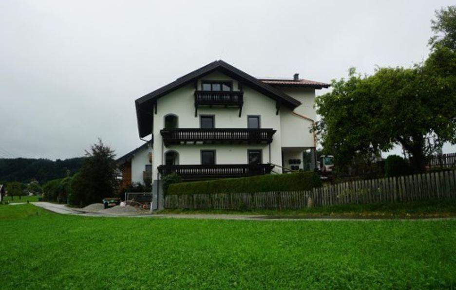 Thalgau: Große 2 Zimmerwohnung mit Loggia, Garage und Parkplatz